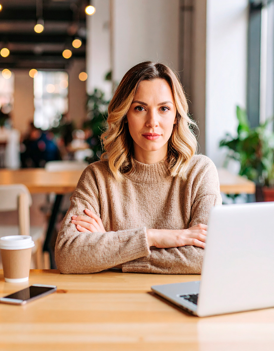 Frau ist selbstbewußt, weil sie ihr eigenes Business führt.